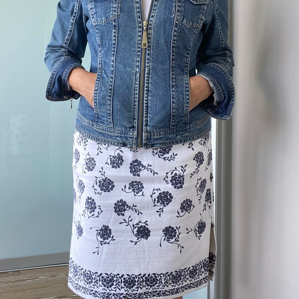 Loft, cotton/ spandex, white & blue. Nautical, sailing, beach vibes size 10